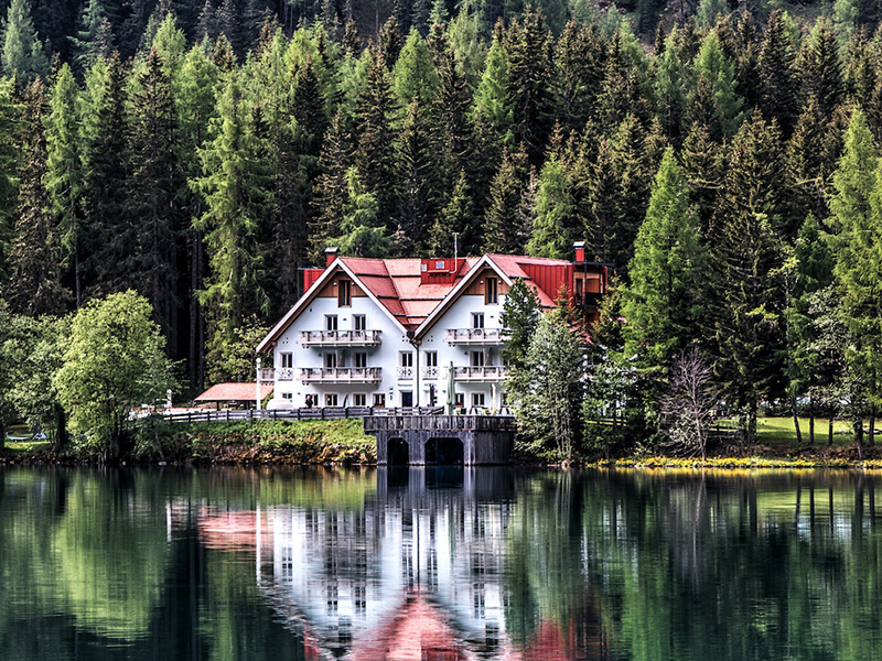 Une maison au bord d'un lac